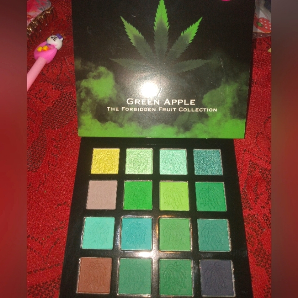 Daizykat cosmetics eyeshadow palette